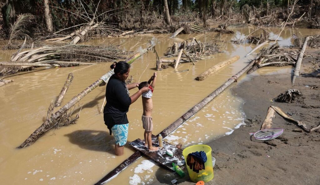 042316700_1765425683-3-1024x591 Tak ada tempat untuk beribadah karena kayu gelondongan menyumbat masjid di Indonesia yang dilanda banjir.