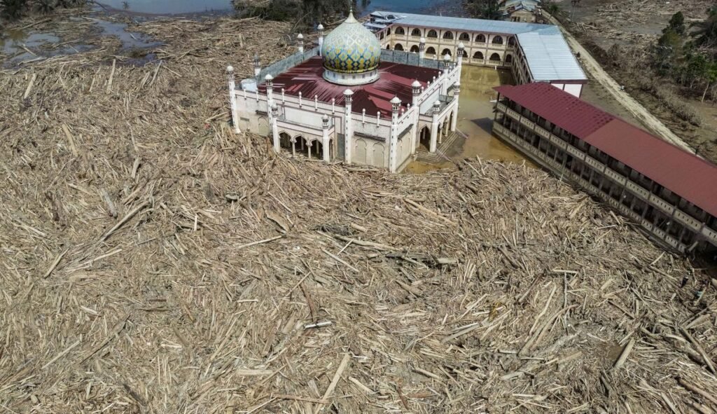 062509300_1765425682-1-1024x591 Tak ada tempat untuk beribadah karena kayu gelondongan menyumbat masjid di Indonesia yang dilanda banjir.