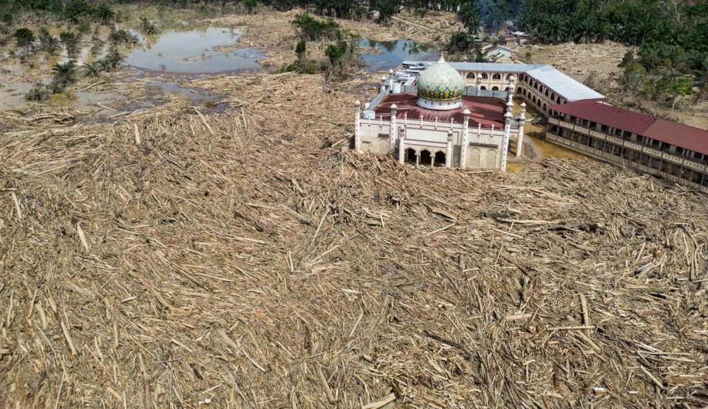 081785100_1765425683-4-1024x591 Tak ada tempat untuk beribadah karena kayu gelondongan menyumbat masjid di Indonesia yang dilanda banjir.